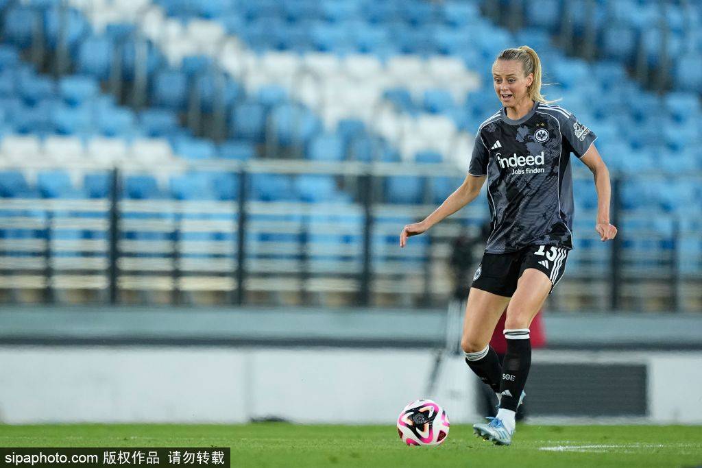 皇马女足4-0狂胜拉科鲁尼亚：十人应战仍势不可挡！